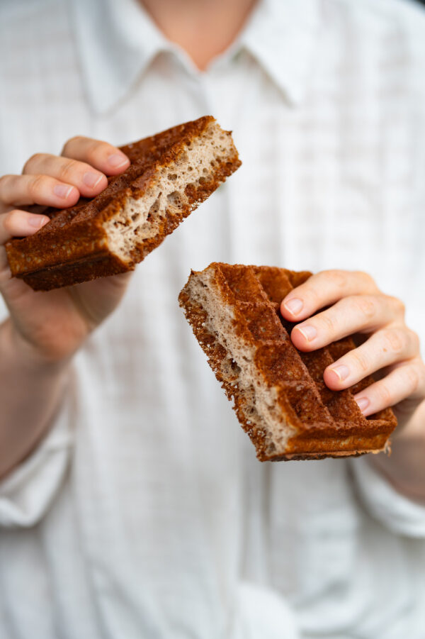 Gaufre au sarrasin tenue à la main